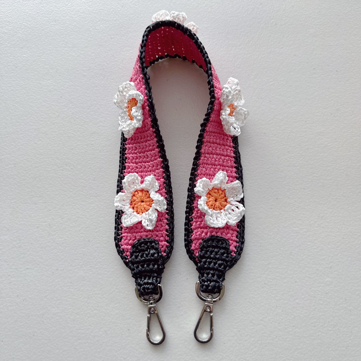 Raffia Flower Bag Strap (black/pink)