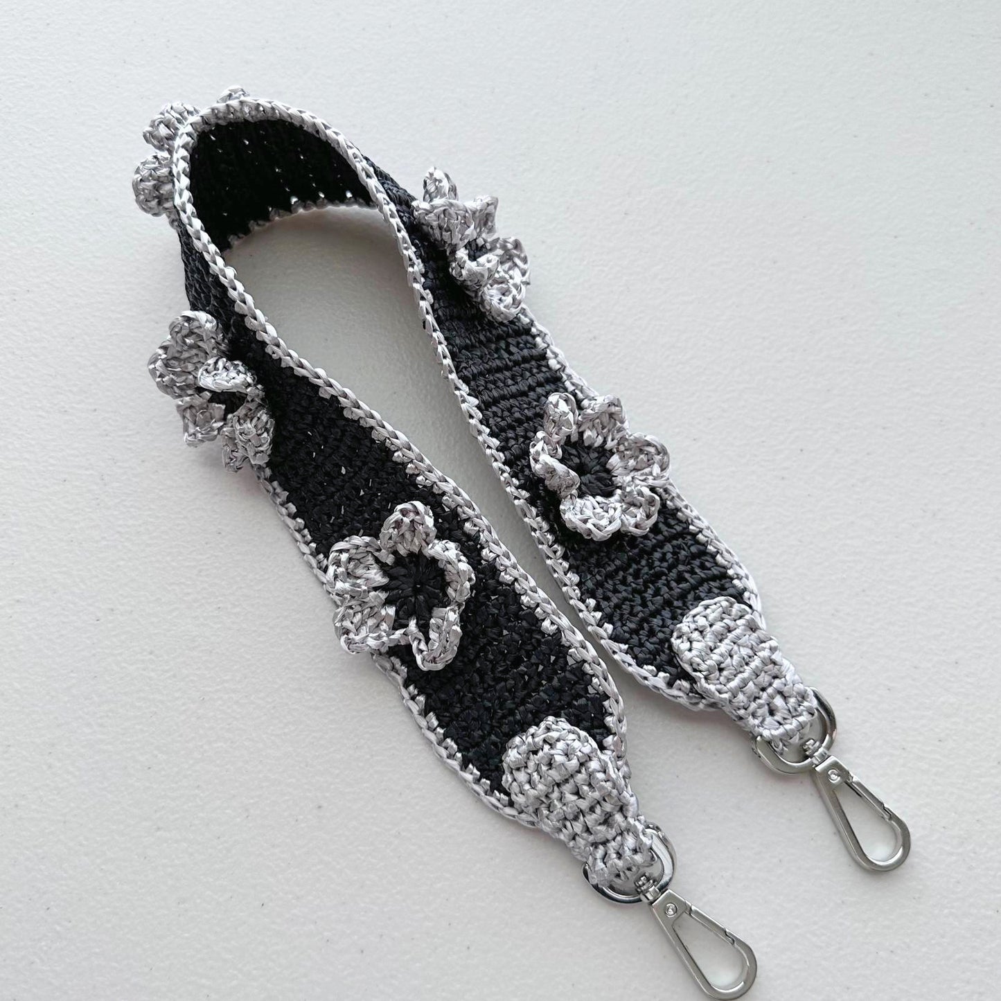 Raffia Flower Strap (black/silver)